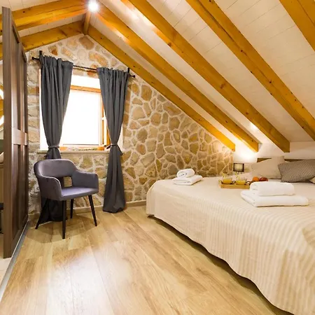Humac Hvar Feriehus *